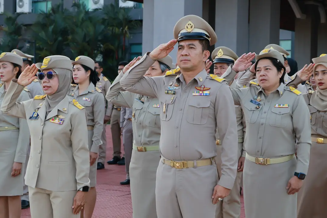 จ.นราธิวาส จัดกิจกรรมเข้าแถวเคารพธงชาติ แสดงออกถึงความจงรักภักดี ต่อสถาบันชาติ ศาสนา พระมหากษัตริย์ 