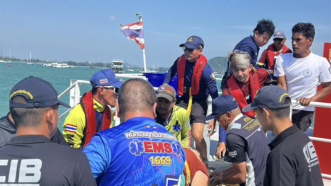 จังหวัดภูเก็ต ตั้งศูนย์บัญชาการเหตุการณ์ดูแลช่วยเหลือผู้ประสบเหตุ เรือสปีดโบ๊ทชนกับเรือประมงกลางทะเลพื้นที่อ่าวนาง จังหวัดกระบี่ เบื้องต้นมีผู้บาดเจ็บ รวม 54 ราย และเสียชีวิต 1 ราย