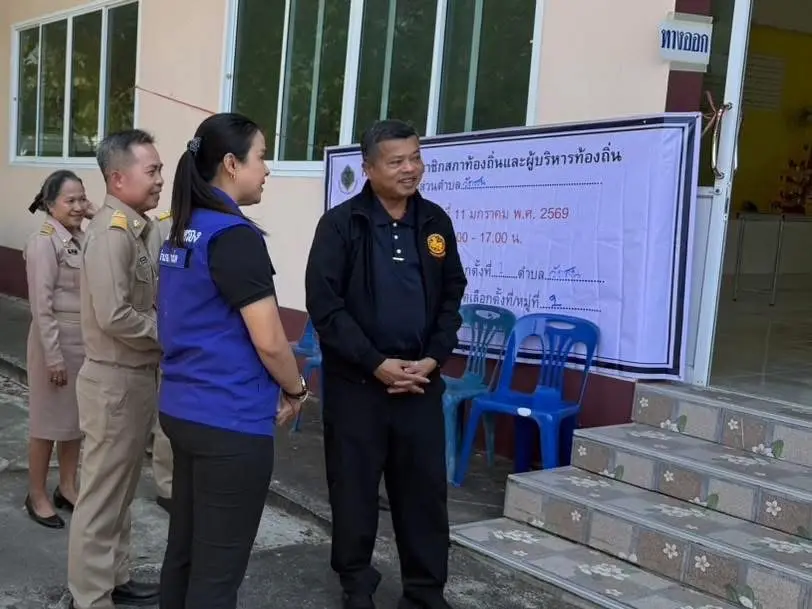 ผู้ว่าฯ สงขลา ลงพื้นที่เยี่ยมหน่วยเลือกตั้งท้องถิ่น ใน อ.ระโนด พบยังมีประชาชนออกมาใช้สิทธิอย่างต่อเนื่อง ด้านผู้ว่าราชการจังหวัดสงขลา เน้นย้ำนายอำเภอและเจ้าหน้าที่ประจำหน่วย ขอให้อำนวยความสะดวกให้พี่น้องประชาชนอย่างเต็มที่ โดยเฉพาะผู้สูงอายุและผู้พิการ.