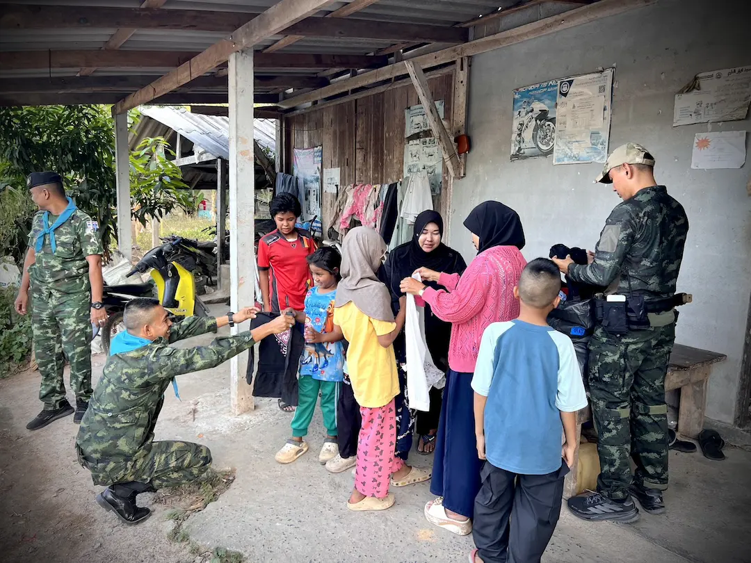 มอบเสื้อผ้าให้เด็กกำพร้าในพื้นที่ บ้านเกาะบาตอ สานสัมพันธ์เจ้าหน้าที่-ประชาชน