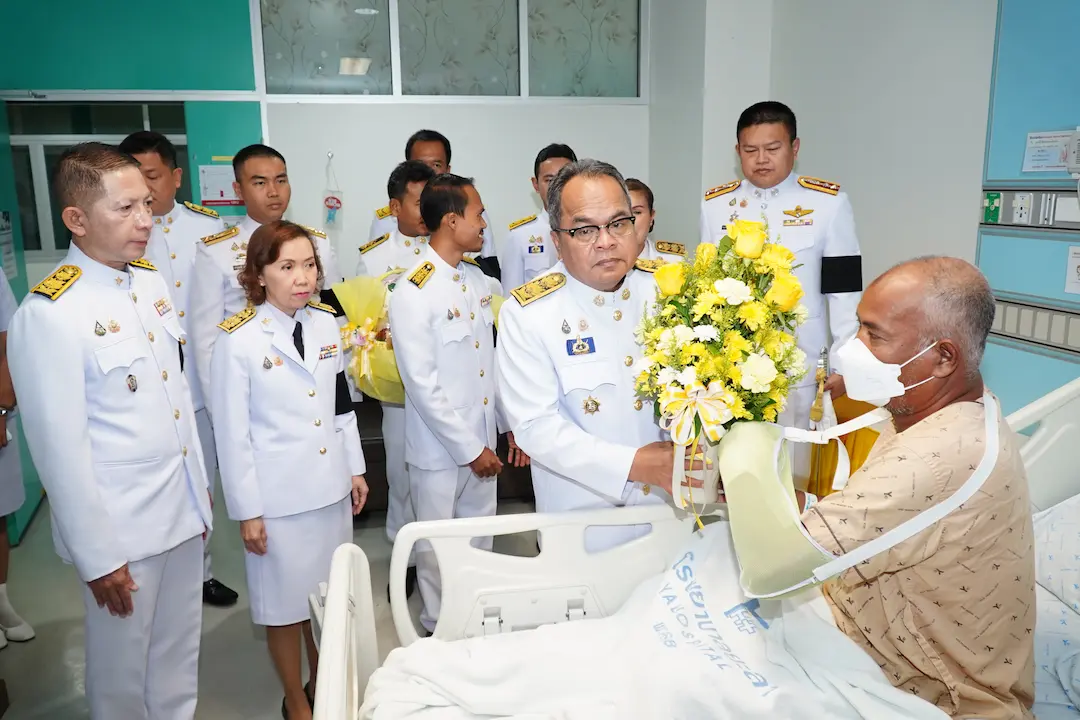 ผู้ว่าฯยะลา เชิญดอกไม้ ตะกร้าสิ่งของพระราชทาน มอบผู้ช่วยผู้ใหญ่บ้าน ที่ได้รับบาดเจ็บจากจากเหตุการณ์ความไม่สงบในพื้นที่จังหวัดยะลา 