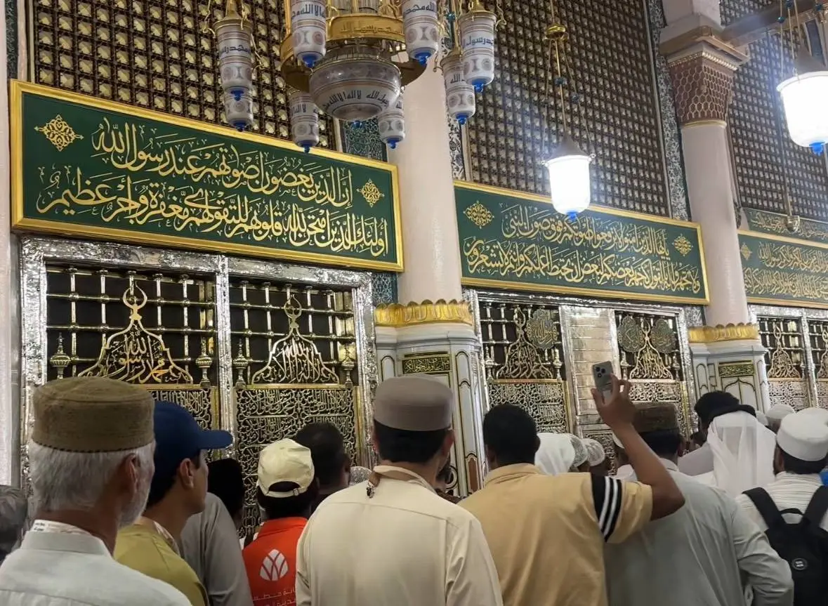 ผู้แสวงบุญชาวไทย ประกอบศาสนกิจ ณ มัสยิดอันนะบะวีย์ ในเมืองมาดีนะห์ ประเทศซาอุดีอาระเบีย โดยเข้าละหมาดและขอดุอาร์ ณ &ldquo;เราเดาะห์&rdquo; ซึ่งเป็นพื้นที่ดั่งสวนแห่งสวรรค์ พร้อมเยี่ยมสุสานของท่านศาสดานบีมูฮัมมัด