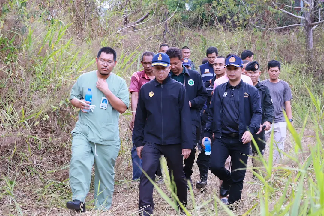 ผู้ว่าฯ นราธิวาส ลงพื้นที่ "รพ.เจาะไอร้อง" สั่งด่วนขุดร่องน้ำ-วางกระสอบทราย-สำรองน้ำใช้แก้ไขวิกฤตภัยแล้ง ไม่ให้กระทบคนไข้