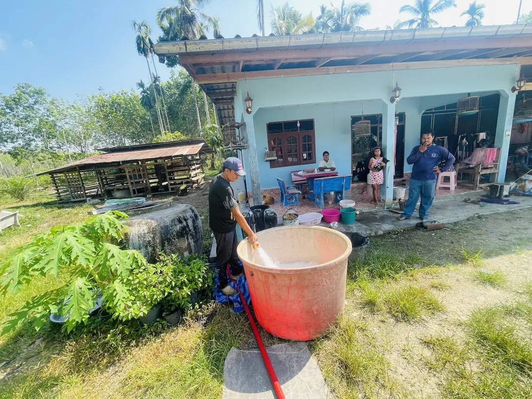 อบจ.ตรัง ลงพื้นที่ส่งน้ำอุปโภค-บริโภค จำนวน 36,000 ลิตร เพื่อช่วยเหลือประชาชนที่ได้รับผลกระทบจากภัยแล้งในพื้นที่หมู่ที่ 6 ตำบลบางหมาก อำเภอกันตัง จังหวัดตรัง