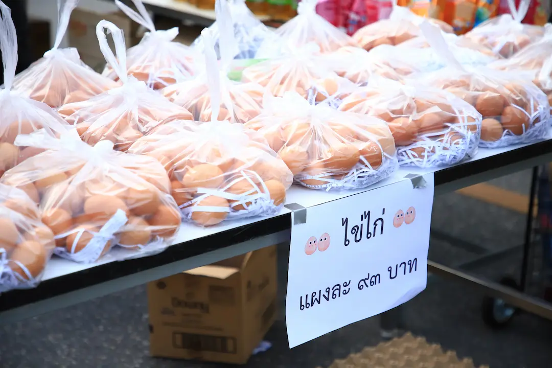 ชาวยะลาแห่คิวซื้อ "ไข่ไก่-ของถูก" คึกคัก! รับเปิดเทอม ในงานตลาดนัด "ไทยช่วยไทย"