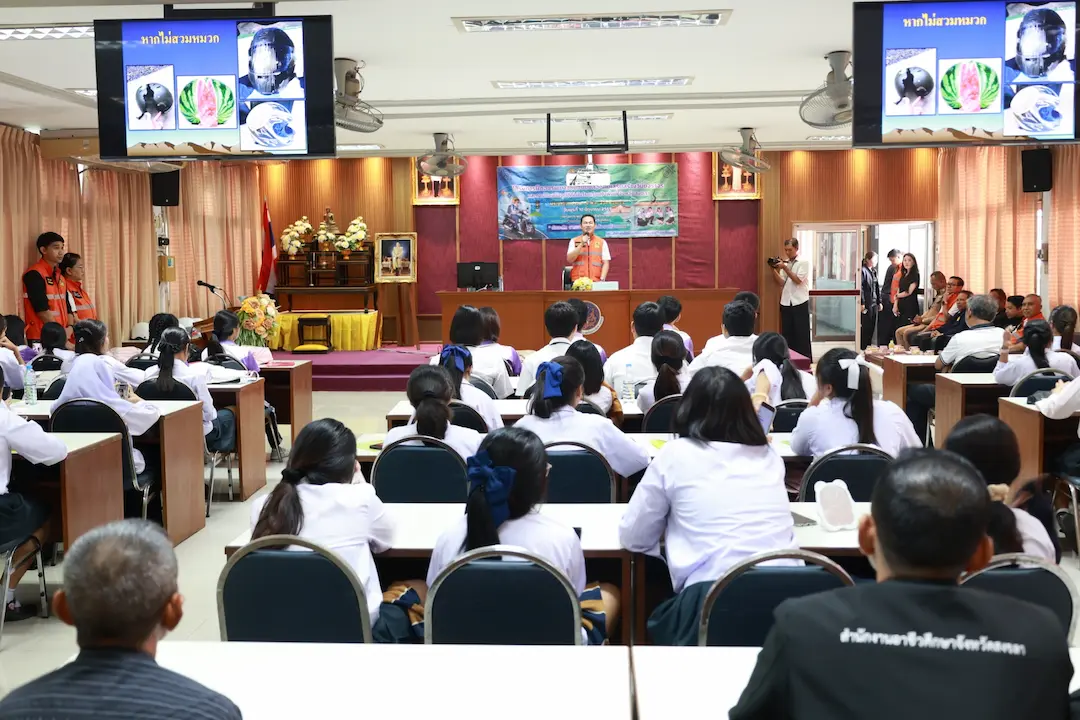 จ.สงขลา เดินหน้ายกระดับการป้องกันอุบัติเหตุทางถนน จัดอบรมเยาวชนเสริมสร้างวินัยจราจรและความปลอดภัยทางถนน มุ่งลดความสูญเสียจากอุบัติเหตุในกลุ่มเด็กและเยาวชน รุ่นที่ 2 ณ วิทยาลัยอาชีวศึกษาสงขลา