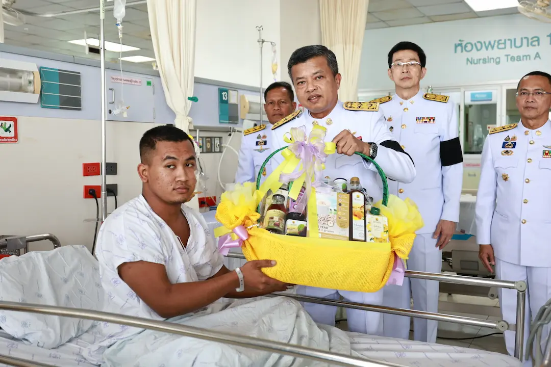 พระบาทสมเด็จพระเจ้าอยู่หัว ทรงพระกรุณาโปรดเกล้าฯ ให้ผู้ว่าราชการจังหวัดสงขลา เชิญสิ่งของพระราชทานมอบแก่เจ้าหน้าที่ผู้บาดเจ็บจากเหตุความไม่สงบในพื้นที่จังหวัดชายแดนภาคใต้