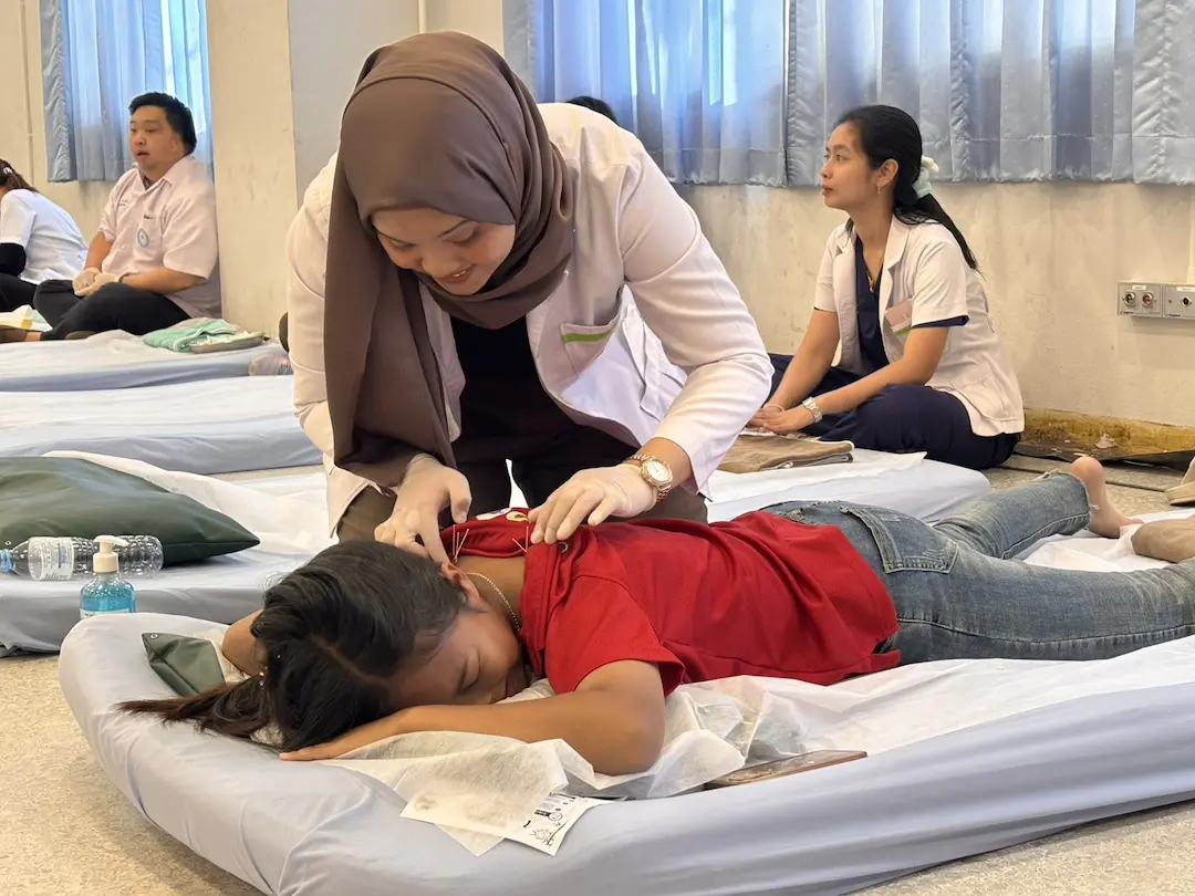 โรงพยาบาลมิตรภาพสามัคคี เปิดหน่วยฝังเข็มฟรี ร่วมดูแลสุขภาพด้วยศาสตร์แพทย์แผนจีน