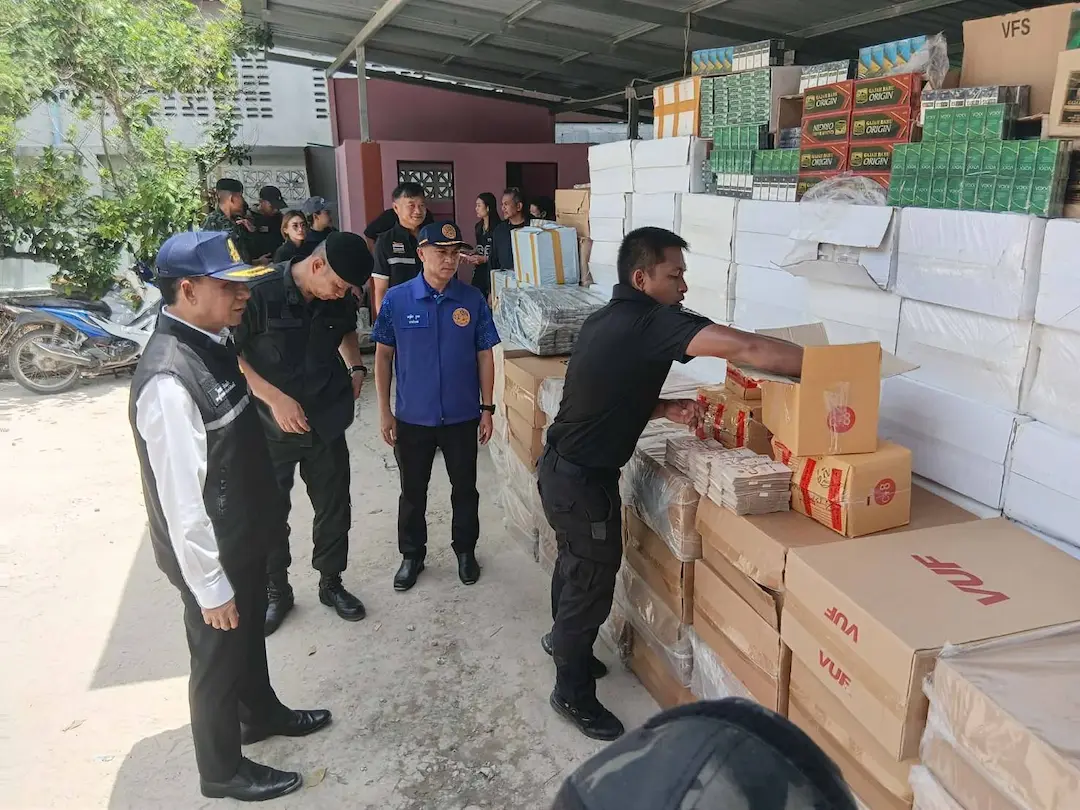กอ.รมน.ภาค 4 สน. สนธิกำลังปราบปรามภัยแทรกซ้อน ลุยตรวจค้นบ้านเป้าหมายใน อ.ยะรัง จ.ปัตตานี ตรวจยึดบุหรี่หนีภาษีกว่า 2.4 ล้านมวน ปืน 3 กระบอก พร้อมเงินสดเฉียด 19 ล้านบาท