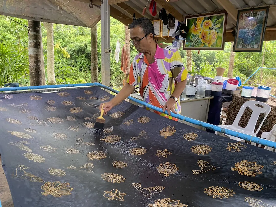 &ldquo;อัยย๊ะบาติก&rdquo; สะเดา ผลิตผ้าร่วม ครม.สัญจรสงขลา ผสานลายพระราชทาน &ldquo;นางเงือก&rdquo; สะท้อนอัตลักษณ์ท้องถิ่น