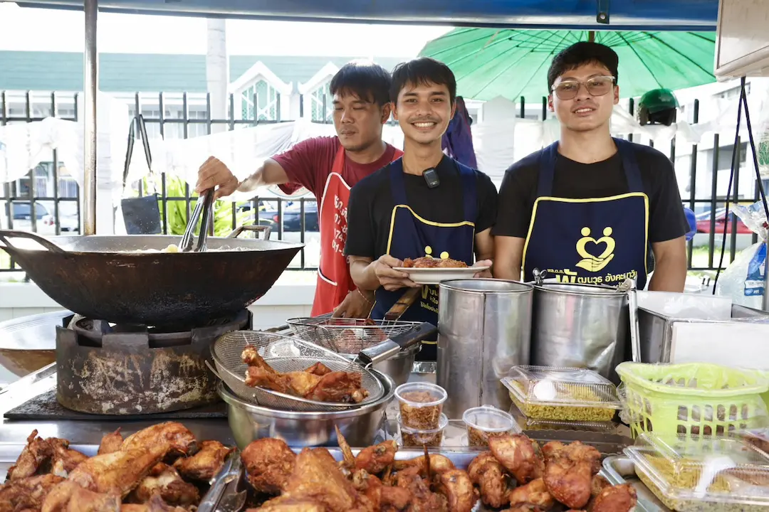 เตรียมเสิร์ฟไก่ทอดหาดใหญ่ ขึ้นโต๊ะต้อนรับ ครม.สัญจร สัมผัสรสชาติกรอบนอกนุ่มใน เค็มหวาน หอมเจียวสูตรเด็ด อัตลักษณ์อาหารคู่เมืองหาดใหญ่ สู่การต่อยอด Soft Power ภาคใต้
