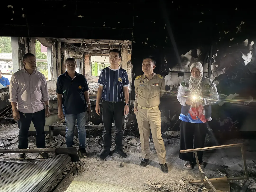 รอง ผวจ.นราธิวาส ลงพื้นที่เยี่ยมให้กำลังใจเจ้าหน้าที่ และตรวจสอบจุดเกิดเหตุ อบต.ช้างเผือก ที่ได้รับความเสียหายจากเหตุการณ์ความไม่สงบ