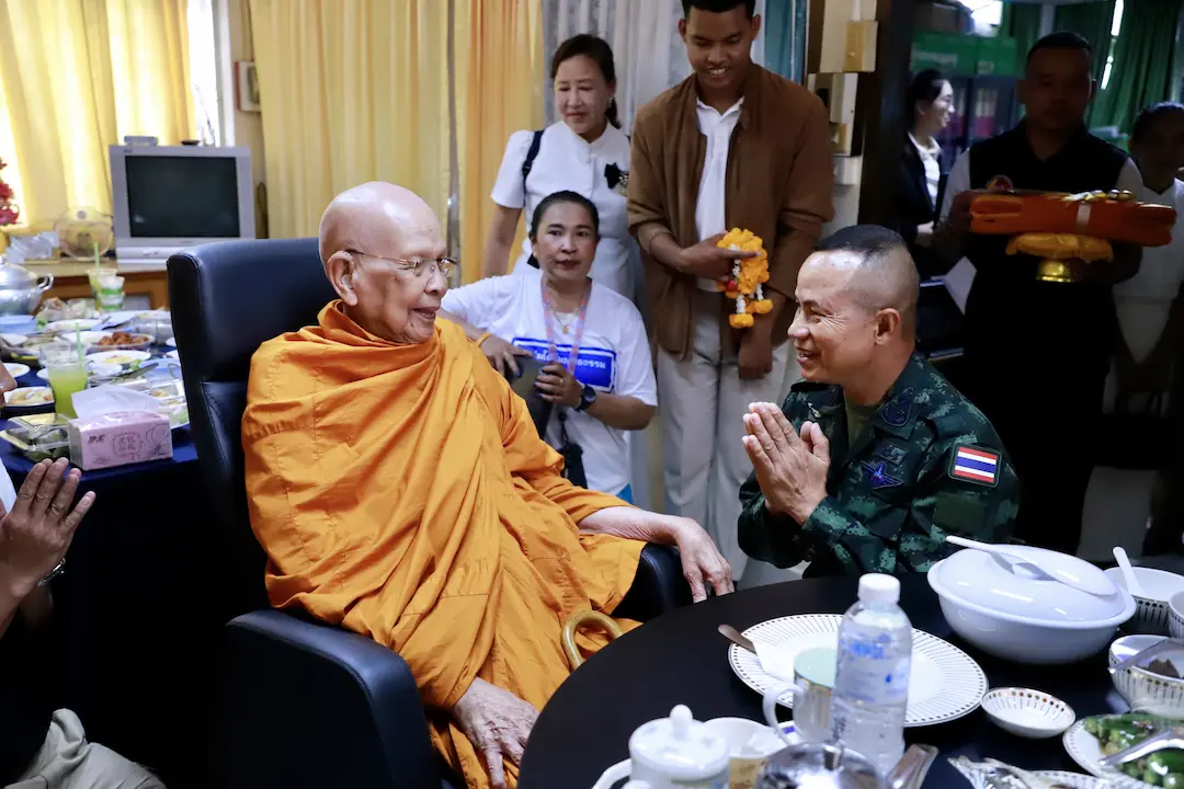"ศรัทธานำทาง สันติสุขนำใจ" แม่ทัพภาคที่ 4 กราบสมเด็จฯ ถวายภัตตาหารเพล ร่วมพลังศรัทธาชาวพุทธชายแดนใต้