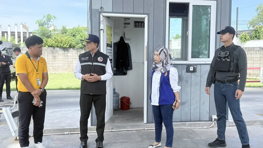 รองผู้ว่าฯ ปัตตานี ลงพื้นที่สำรวจความเสียหายเหตุคนร้ายลอบวางระเบิดโกลบอลเฮ้าส์ พร้อมกำชับเข้มมาตรการรักษาความปลอดภัย