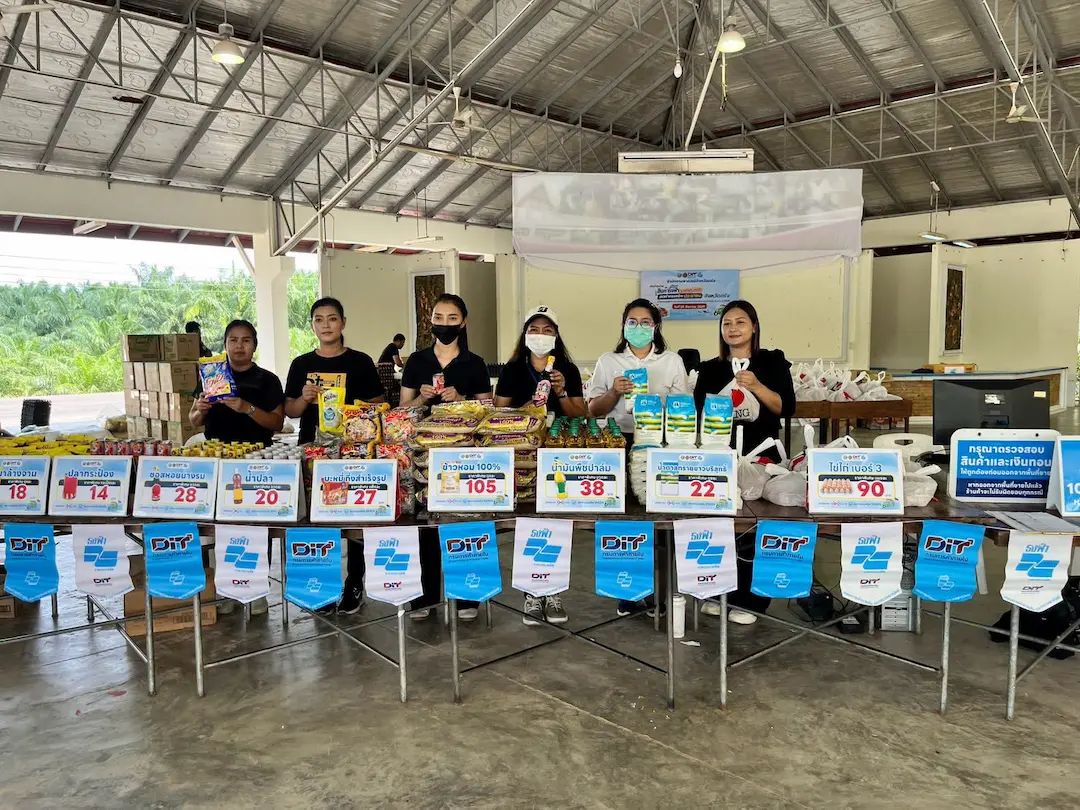 สำนักงานพาณิชย์จังหวัดตรัง จัดกิจกรรมจำหน่ายสินค้าธงฟ้าราคาประหยัด ลดค่าครองชีพประชาชน ณ บริเวณเทศบาลตำบลนาวง