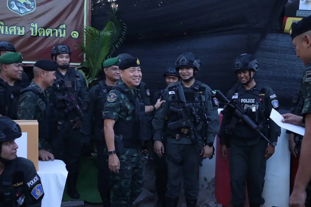 &ldquo;เสธ.ทบ.&rdquo; ตรวจจุดตรวจ&ndash;เยี่ยมกำลังพล พบปะประชาชน พื้นที่ปัตตานี  ย้ำ &ldquo;เรียกความเชื่อมั่นกลับมา&rdquo; ผนึกกำลังฝ่าผ่านสถานการณ์ไปด้วยกัน