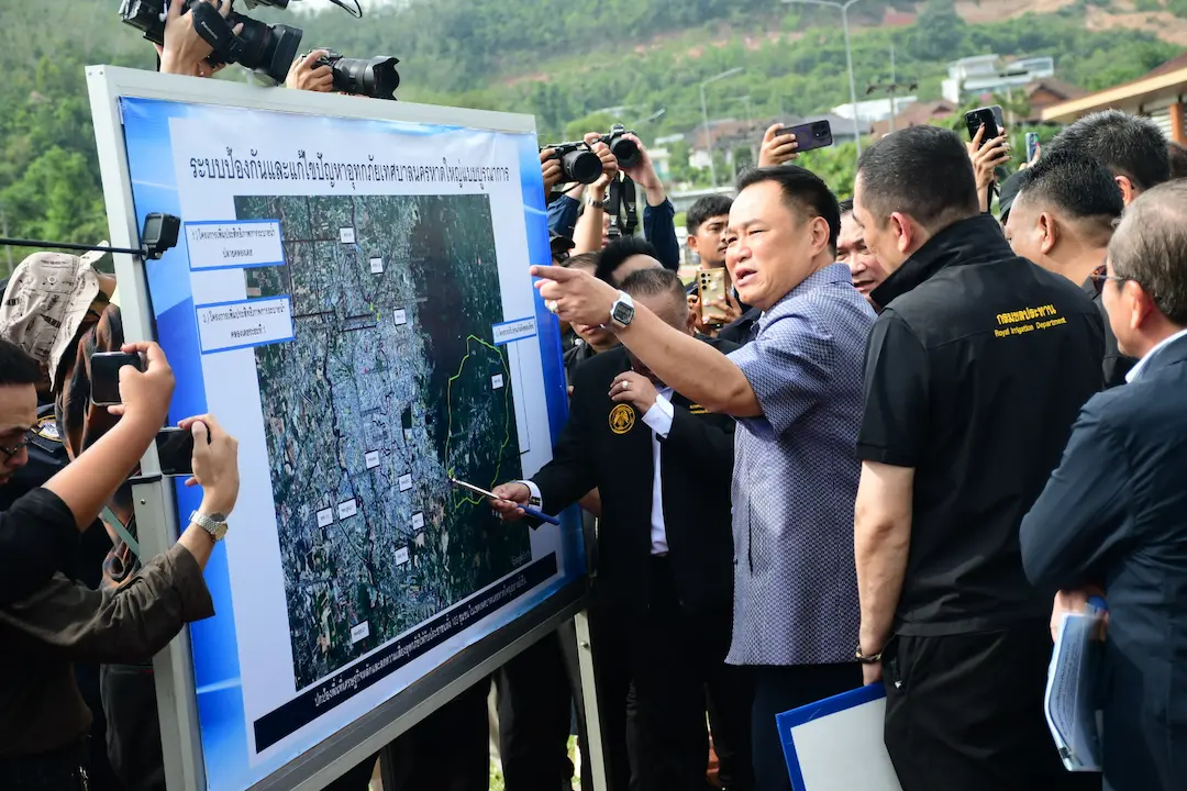 นายกรัฐมนตรีลงพื้นที่หาดใหญ่ ติดตามแผนป้องกันอุทกภัยแบบบูรณาการ เร่งเพิ่มศักยภาพแก้มลิงคลองเรียน รับน้ำได้ 7 8 แสนลูกบาศก์เมตร พร้อมขอจัดสรรงบ 75 ล้านบาท
