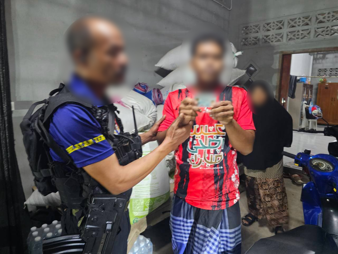 นปพ.ร่วม ปัตตานี บังคับใช้กฎหมายพื้นที่ทุ่งยางแดง คุมตัวผู้ต้องสงสัยคดีเผา CCTV เข้าศูนย์ซักถาม