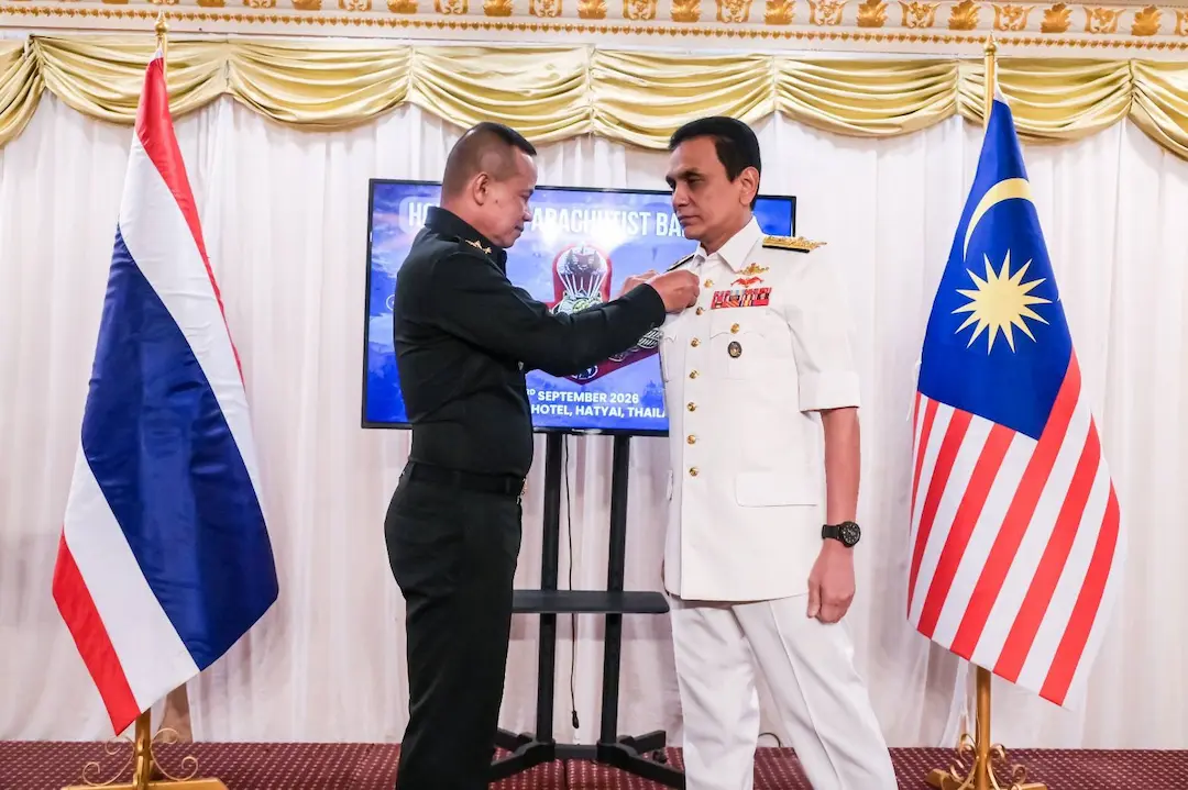 แม่ทัพภาคที่ 4 ประดับเครื่องหมายปีกร่มกิตติมศักดิ์ 12 นายทหาร&ndash;นายตำรวจระดับสูงมาเลเซีย สานสัมพันธ์สองกองทัพ