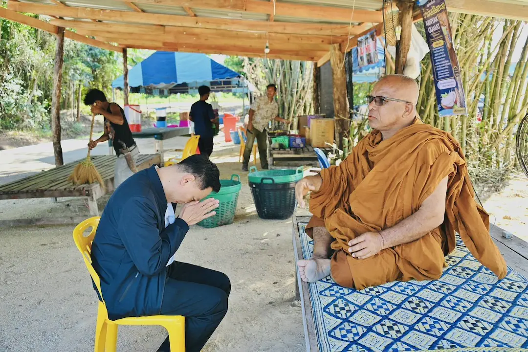 &ldquo;รองเจ๋ง&rdquo; เข้ากราบนมัสการ &ldquo;ท่านเวาะห์&rdquo; พระนักพัฒนา พระเลี้ยงช้างหนึ่งเดียวในประเทศไทย