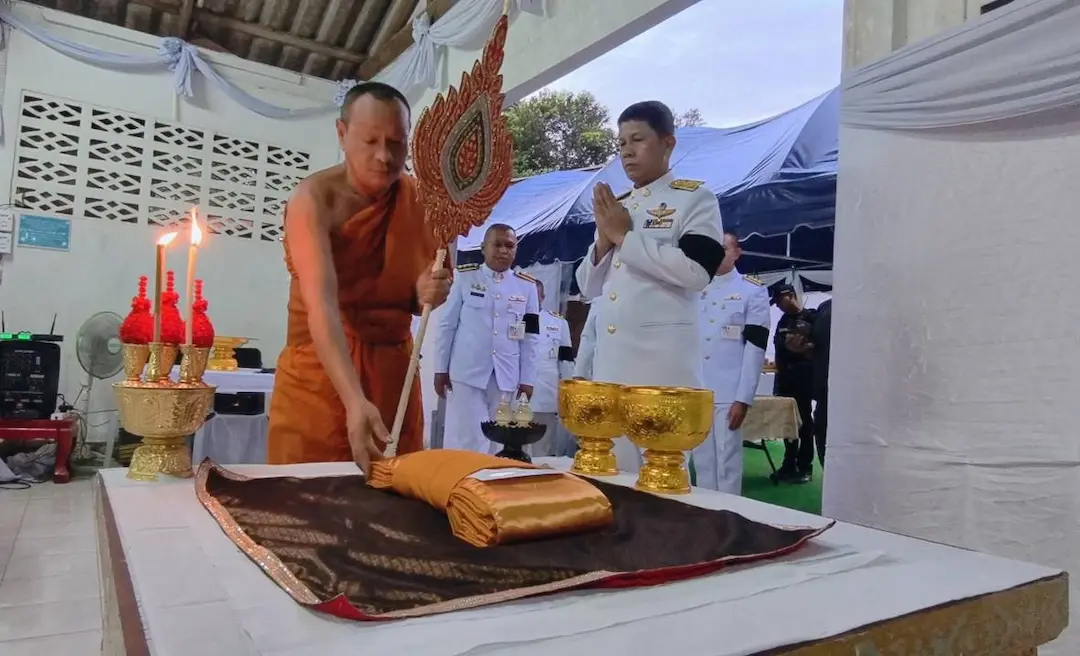 พระบาทสมเด็จพระเจ้าอยู่หัว ทรงพระกรุณาโปรดเกล้าฯ ในการประกอบพิธีพระราชทานผ้าไตรและภัตตาหารสามหาบในการเก็บอัฐิ กำลังพลอำเภอสุคิริน จังหวัดนราธิวาส ผู้เสียชีวิตจากเหตุการณ์ความไม่สงบ 