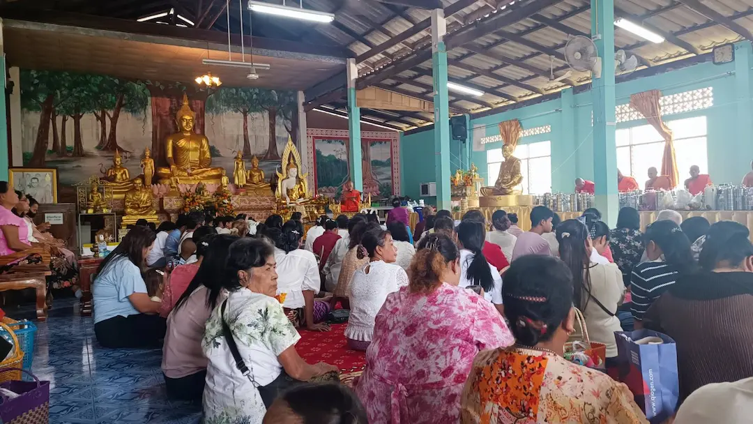 พุทธศาสนิกชนชาวตรัง ร่วมสืบสานประเพณีอันดีงาม โดยเดินทางมาร่วมทำบุญใน &lsquo;วันสารทเดือนสิบ&rsquo; ซึ่งถือเป็น &lsquo;วันรับตายาย&rsquo; เพื่ออุทิศส่วนบุญส่วนกุศลให้แก่บรรพบุรุษที่ล่วงลับไปแล้ว