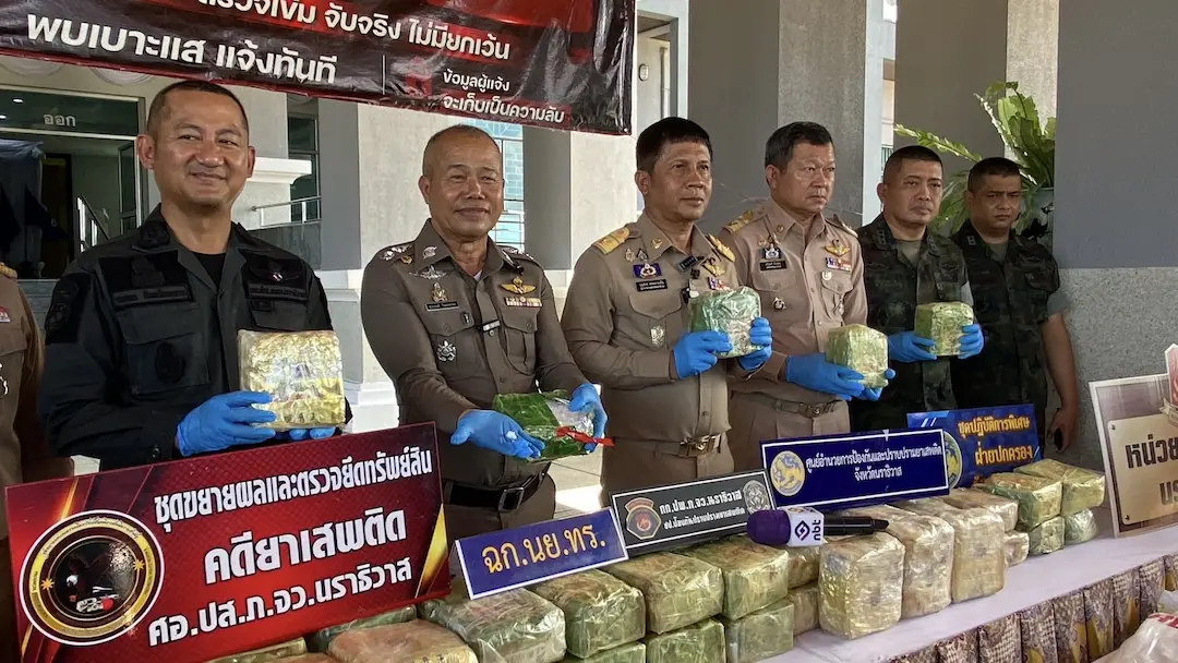 จังหวัดนราธิวาส แถลงผลจับกุมยาไอซ์ 600 กิโลกรัม มูลค่ากว่า 90 ล้านบาท เดินหน้ายุทธการ &ldquo;นราธิวาสพิฆาตยาเสพติด&rdquo; พร้อมขยายผลกวาดล้างเครือข่ายยาเสพติด