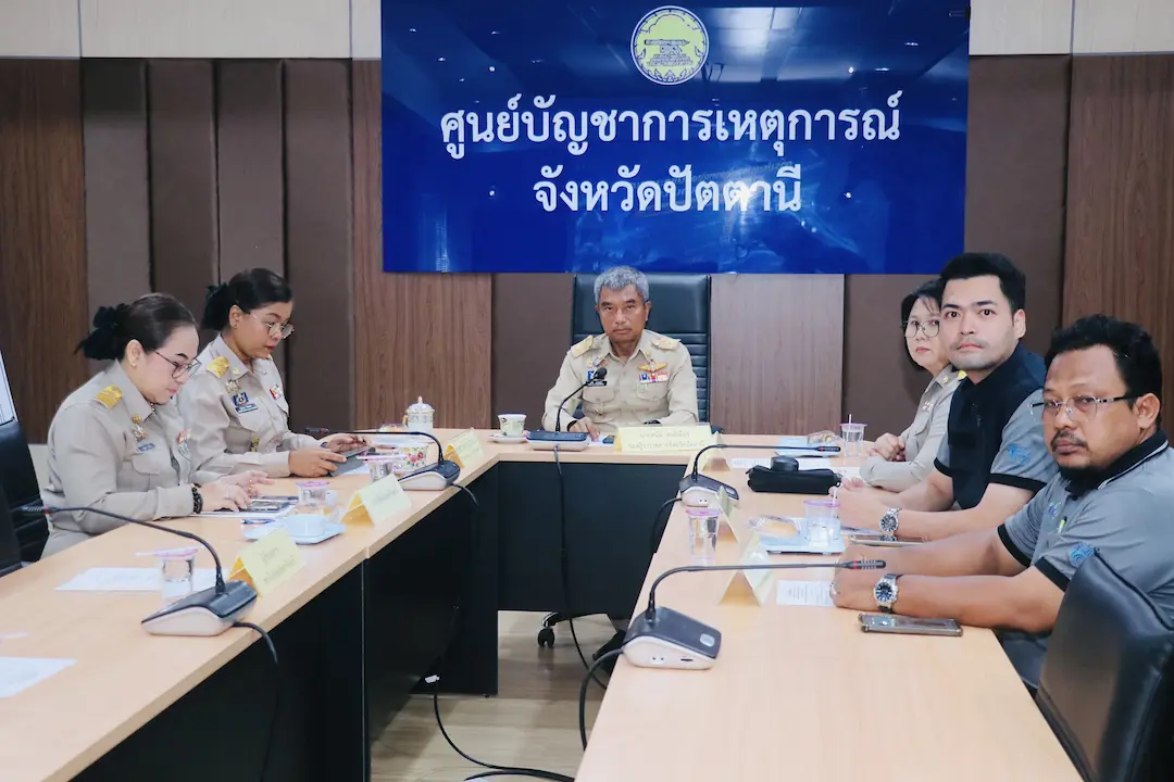 จังหวัดปัตตานี ร่วมประชุมติดตามสถานการณ์อุทกภัยทั่วประเทศ นายกฯ อนุทิน สั่งเร่งจัดตั้งศูนย์อพยพ ดูแลประชาชนในพื้นที่ประสบภัย