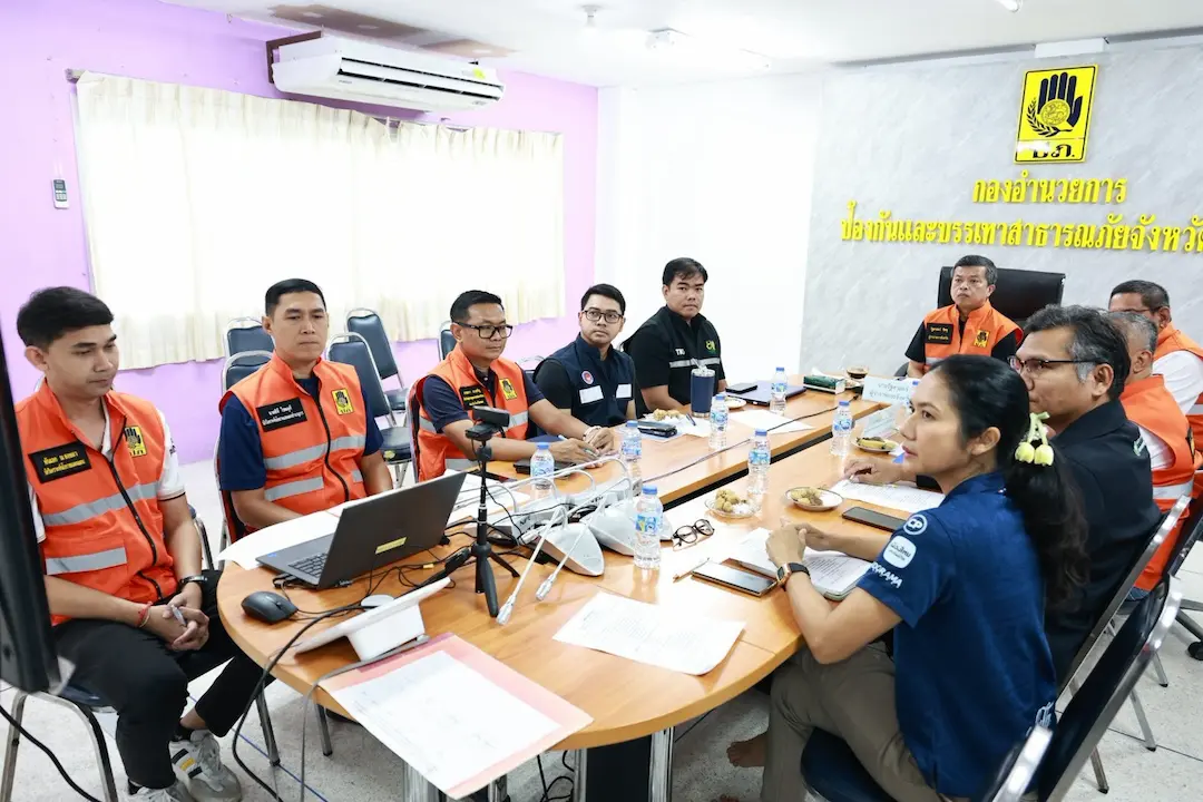 ผู้ว่าฯ สงขลา ร่วมประชุม บกปภ.ช. ติดตามสถานการณ์อุทกภัยและการช่วยเหลือประชาชน นายกรัฐมนตรีกำชับทุกจังหวัด เร่งเตรียมพร้อมรับมือฝนตกหนักและมวลน้ำระลอกใหม่ เน้นดูแลกลุ่มเปราะบาง เตรียมศูนย์พักพิง ทรัพยากร และระบบแจ้งเตือนพร้อมบูรณาการทุกภาคส่วน เตรียมกำลังช่วยเหลือประชาชนอย่างทันท่วงที