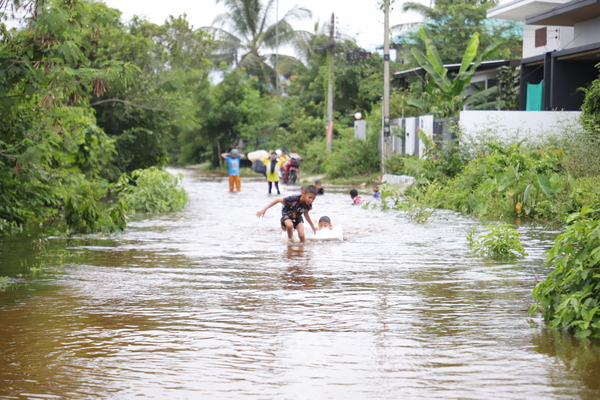 ยะลา - ฝนตกหนักกว่า 30 นาที  ทำระบายไม่ทัน น้ำท่วมขัง "สะเตงนอก"  ยาวหลายร้อยเมตร เตือนรับมือฝนตกหนักถึง 13 ต.ค. นี้