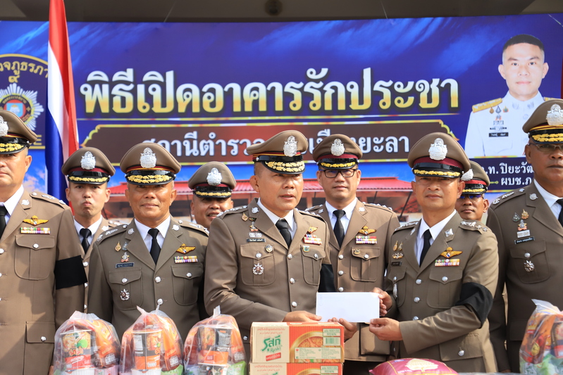 ผบช.ภ.9 ลงพื้นที่ตรวจเยี่ยม สภ.เมืองยะลา มอบโอวาทข้าราชการตำรวจ เน้นย้ำยึดประชาชนเป็นศูนย์กลาง พร้อมชู 3 นโยบายหลักสร้างความเชื่อมั่น