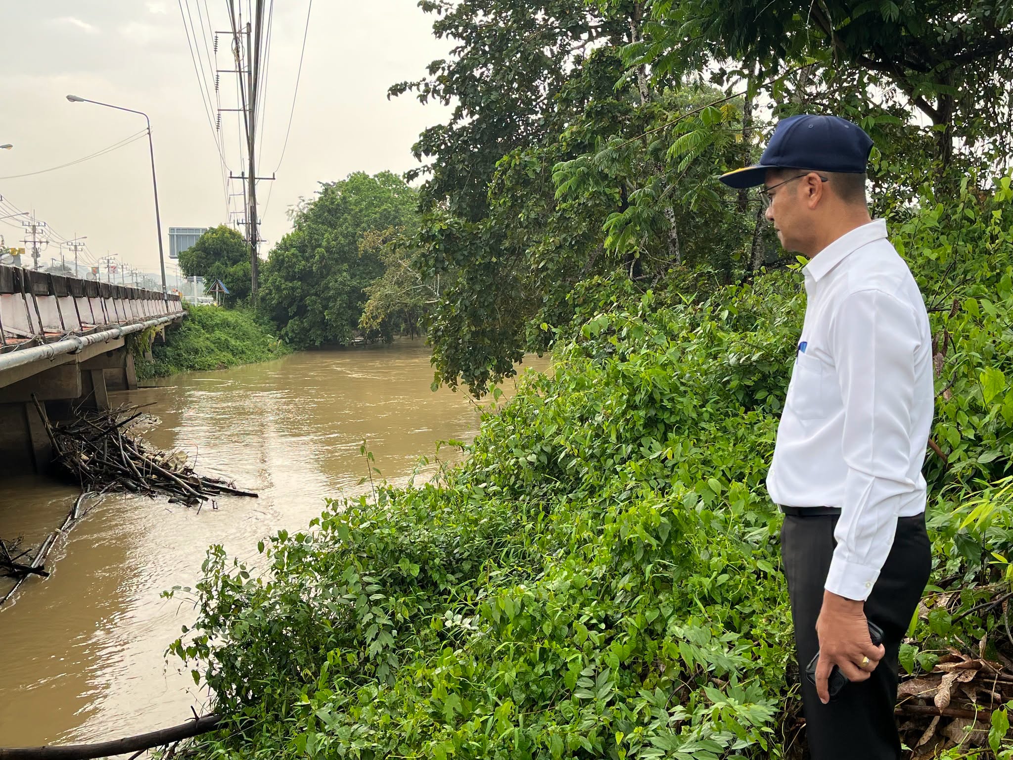 ผู้ว่าฯ สตูล ลงพื้นที่ติดตามสถานการณ์น้ำบริเวณบ้านฉลุงเหนือ สั่งเร่งกำจัดสิ่งกีดขวางทางน้ำ เฝ้าระวังสถานการณ์ใกล้ชิด