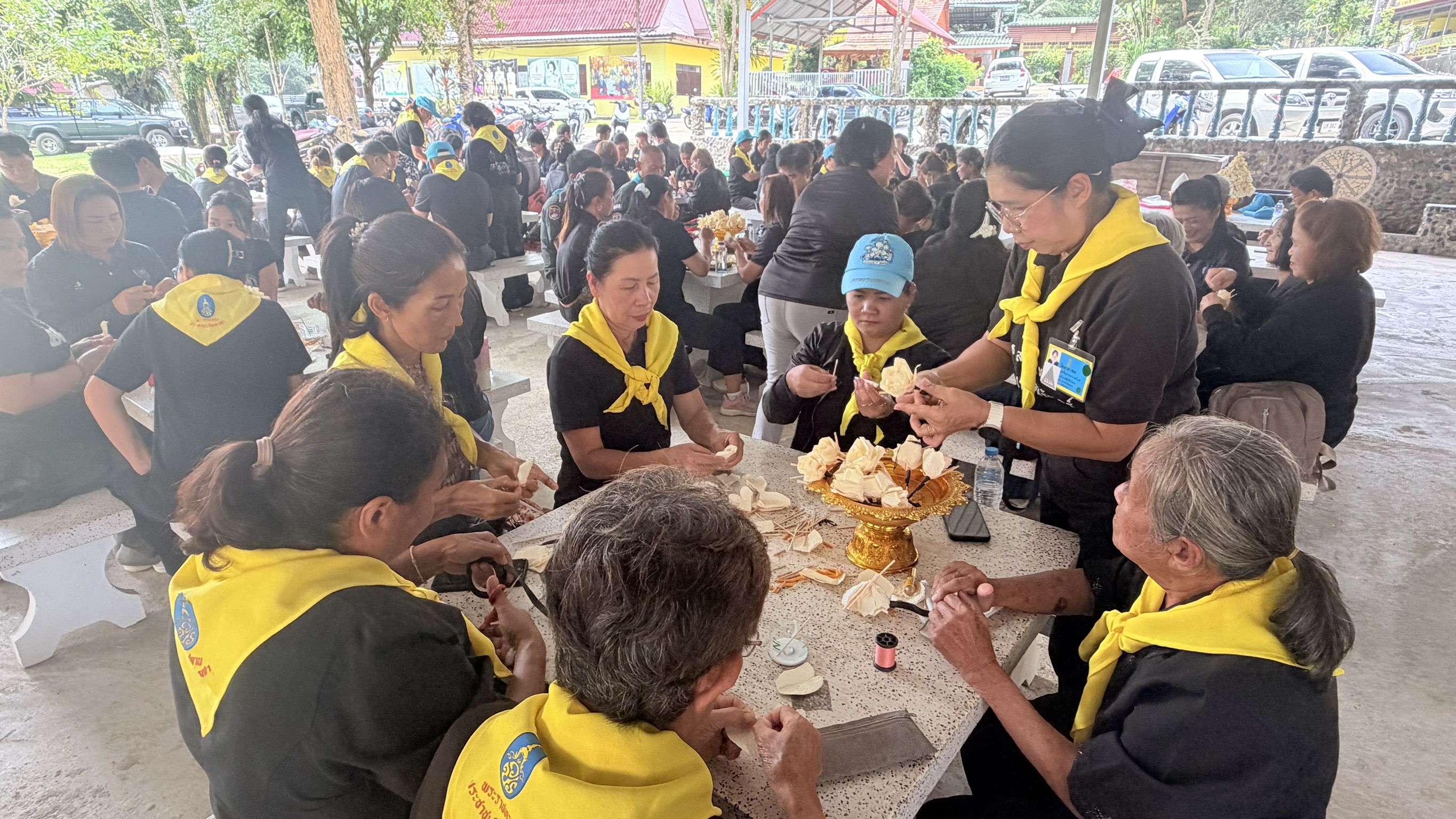 วิทยากรจิตอาสา 904 สอนประดิษฐ์ดอกไม้จันทน์ให้ประชาชนและ อรบ. ในอำเภอเบตง ตั้งเป้า 30,000 ดอก เตรียมพร้อมพิธีถวายดอกไม้จันทน์ภาคประชาชน