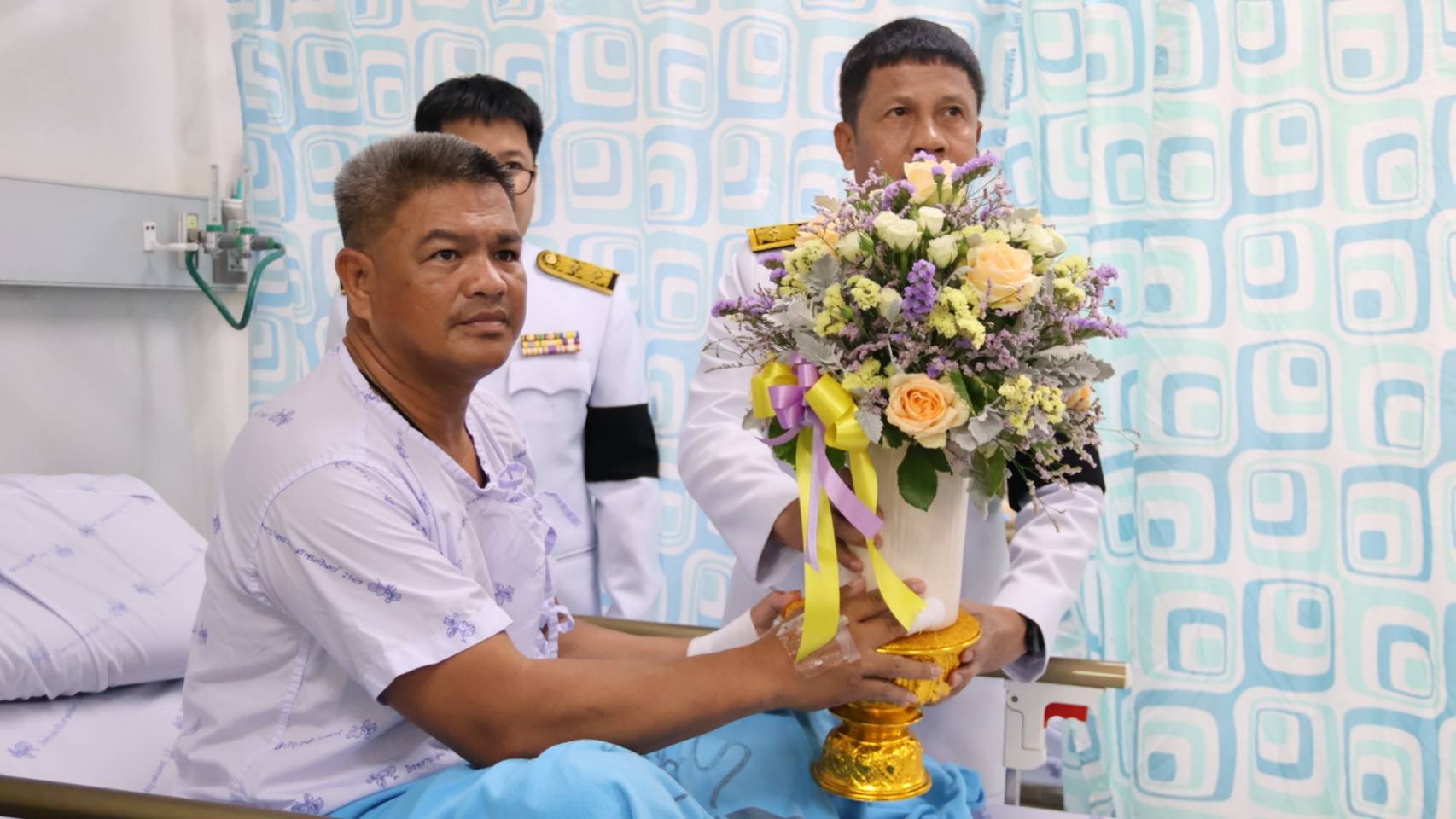 พระบาทสมเด็จพระเจ้าอยู่หัว และสมเด็จพระนางเจ้าฯ พระบรมราชินี ทรงพระกรุณาโปรดเกล้าฯ ให้ผู้ว่าราชการจังหวัดนราธิวาส เชิญดอกไม้และตะกร้าสิ่งของพระราชทาน มอบแก่เจ้าหน้าที่ที่ได้รับบาดเจ็บ จากเหตุการณ์ความไม่สงบในพื้นที่ จ.นราธิวาส 