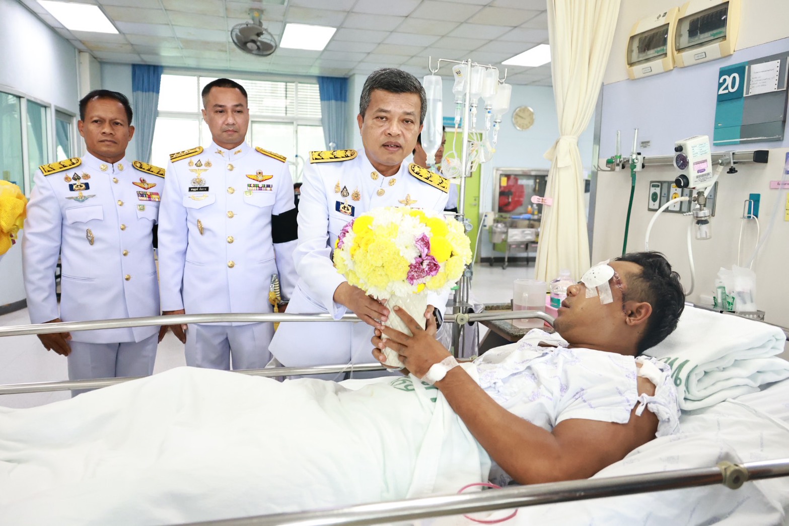 พระบาทสมเด็จพระเจ้าอยู่หัว ทรงพระกรุณาโปรดเกล้าโปรดกระหม่อม ให้ผู้ว่าราชการจังหวัดสงขลา เป็นผู้แทนพระองค์ เชิญแจกันดอกไม้และตะกร้าสิ่งของพระราชทาน ไปมอบแก่ทหารพราน 2 นาย ที่ได้รับบาดเจ็บจากเหตุปะทะในพื้นที่จังหวัดนราธิวาส