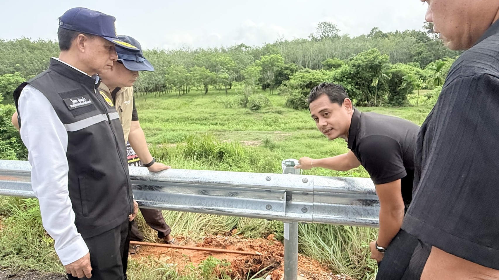 องผู้ว่าฯ ปัตตานี ลงพื้นที่ตรวจรับพัสดุโครงการพัฒนาโครงข่ายคมนาคมทางหลวงหมายเลข 418 มุ่งยกระดับความปลอดภัยทางถนน