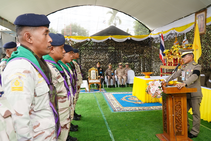 พลเอก ไพบูลย์ คุ้มฉายา องคมนตรี เชิญสิ่งของพระราชทาน จำนวน 50 ชุด มอบแก่เจ้าหน้าที่ผู้ปฏิบัติงาน ณ ฐานปฏิบัติการชุดคุ้มครองตำบลบันนังสตา อ.บันนังสตา จ.ยะลา