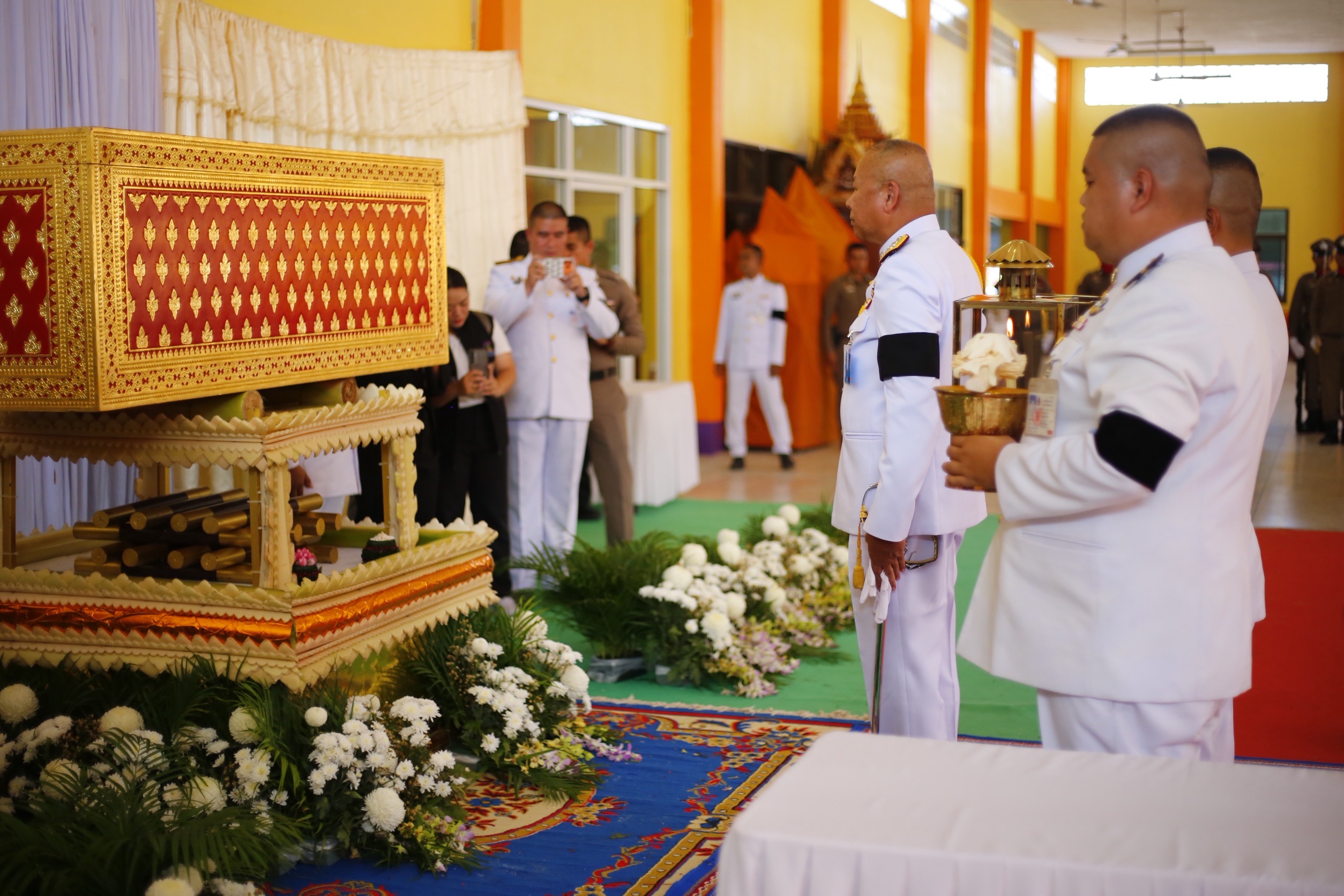 พระบาทสมเด็จพระเจ้าอยู่หัว ทรงพระกรุณาโปรดเกล้าฯ พระราชทานเพลิงศพ ดาบตำรวจ สาโรจน์ โหดนวล เจ้าหน้าที่ตำรวจที่เสียชีวิตจากเหตุการณ์ความไม่สงบในพื้นที่ อ.ศรีสาคร จ.นราธิวาส