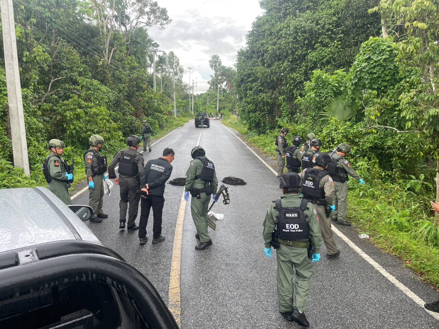 พล.ต.ต.ศักดา นำทีมลงพื้นที่ตรวจเหตุเผายาง-พบวัตถุต้องสงสัยหน้ามัสยิดยะลา