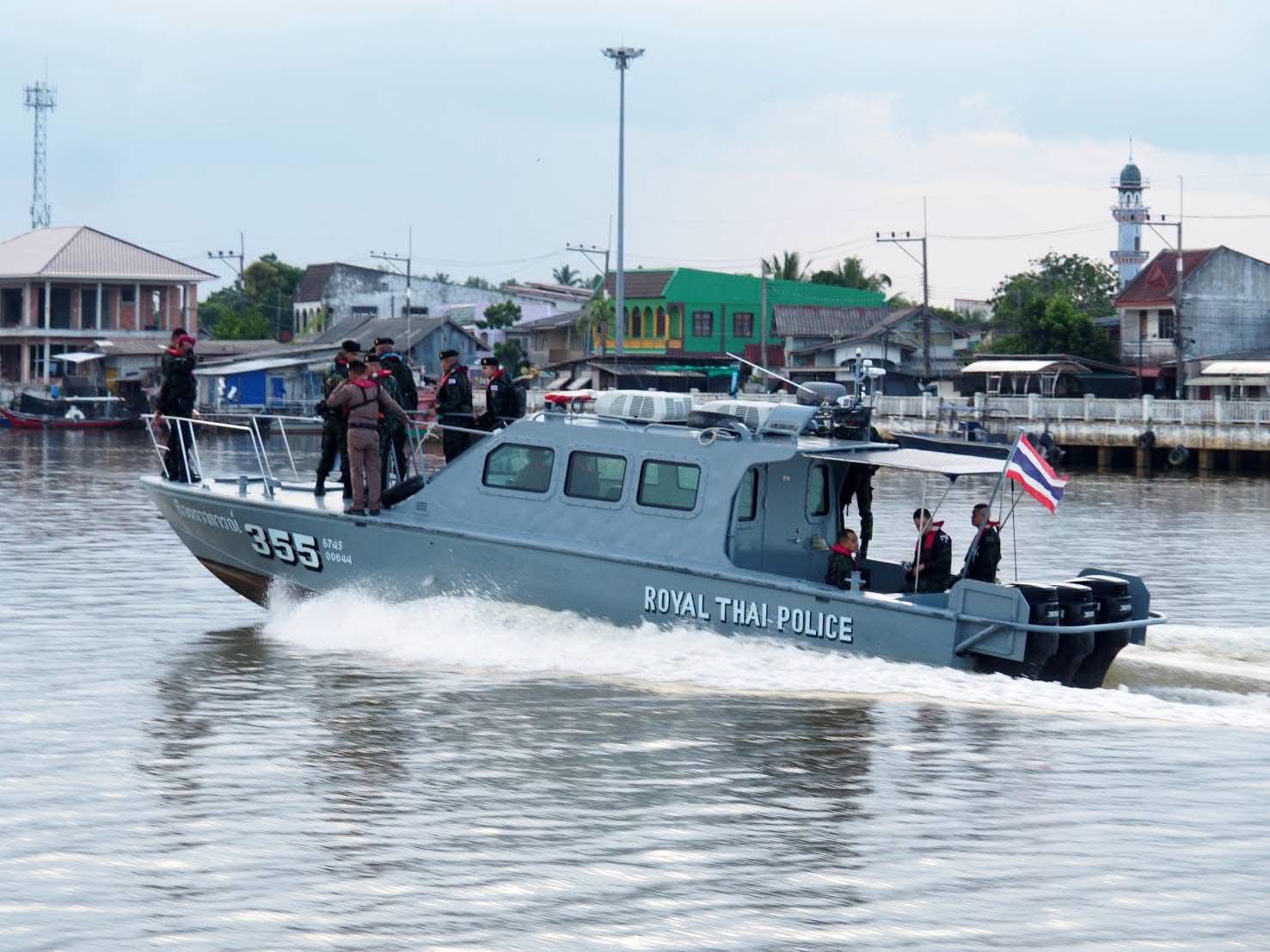 ผบ.บก.ควบคุมสุริโยทัย ลาดตระเวนแม่น้ำโก-ลก ตรวจชายแดนตากใบ ส่งต่อกำลังใจให้กำลังพล 