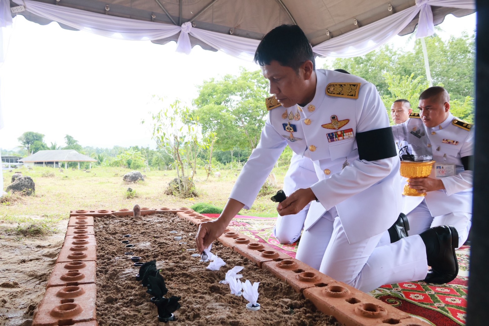 พระบาทสมเด็จพระเจ้าอยู่หัว ทรงพระกรุณาโปรดเกล้าฯ พระราชทานดินฝังศพ ร.ต.ท. อุสมาน นิมะยุ เจ้าหน้าที่ตำรวจน้ำ เสียชีวิตจากการปฏิบัติหน้าที่ จากเหตุการณ์ความไม่สงบในพื้นที่ อ.รือเสาะ จ.นราธิวาส