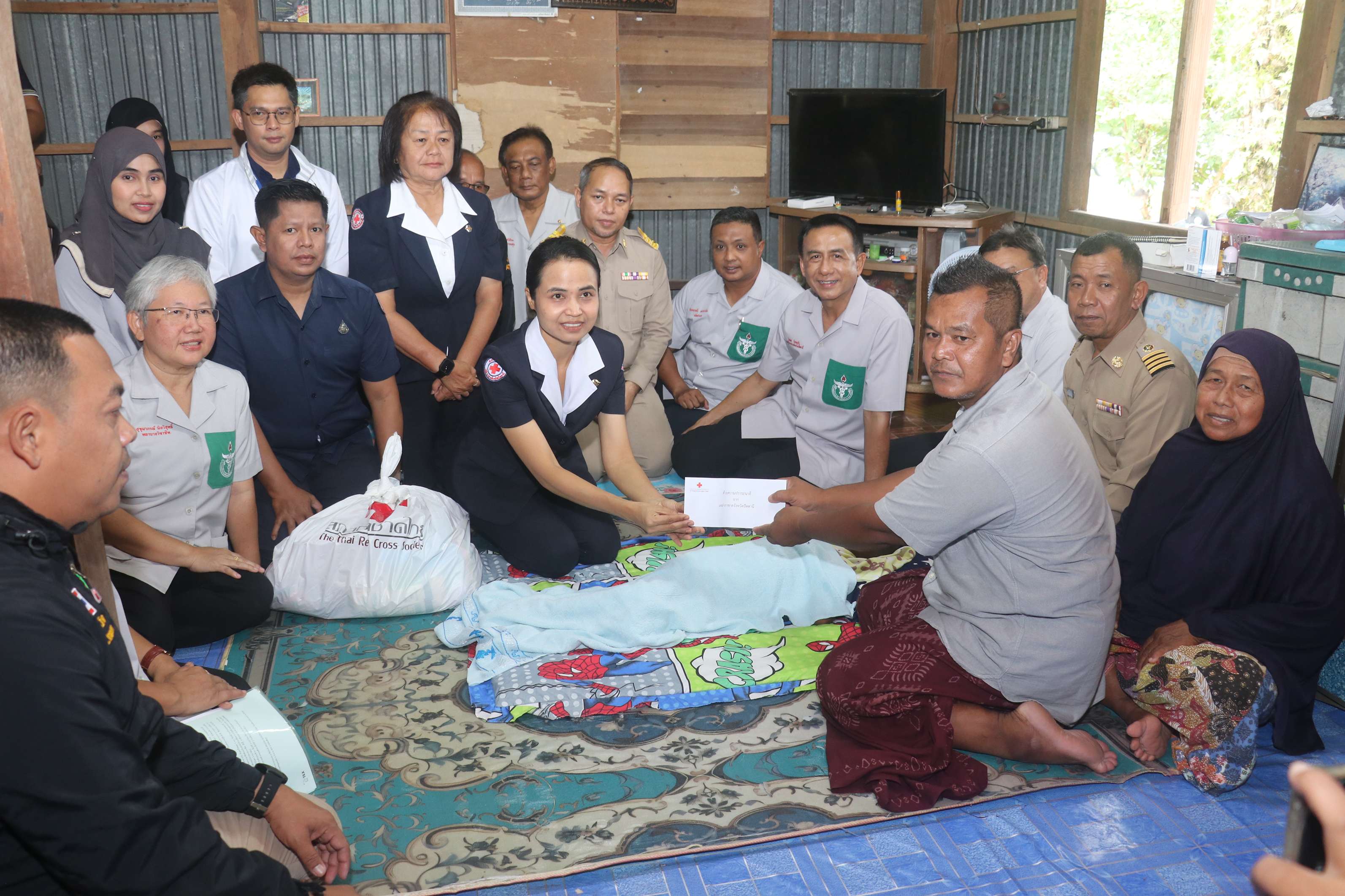 รองผู้ว่าฯ ปัตตานี ลงพื้นที่เยี่ยมผู้ป่วยติดเตียงและกลุ่มเปราะบาง 2 ราย ในพื้นที่อำเภอไม้แก่น มอบถุงยังชีพและเงินช่วยเหลือ บรรเทาความเดือดร้อน สร้างขวัญกำลังใจถึงบ้าน