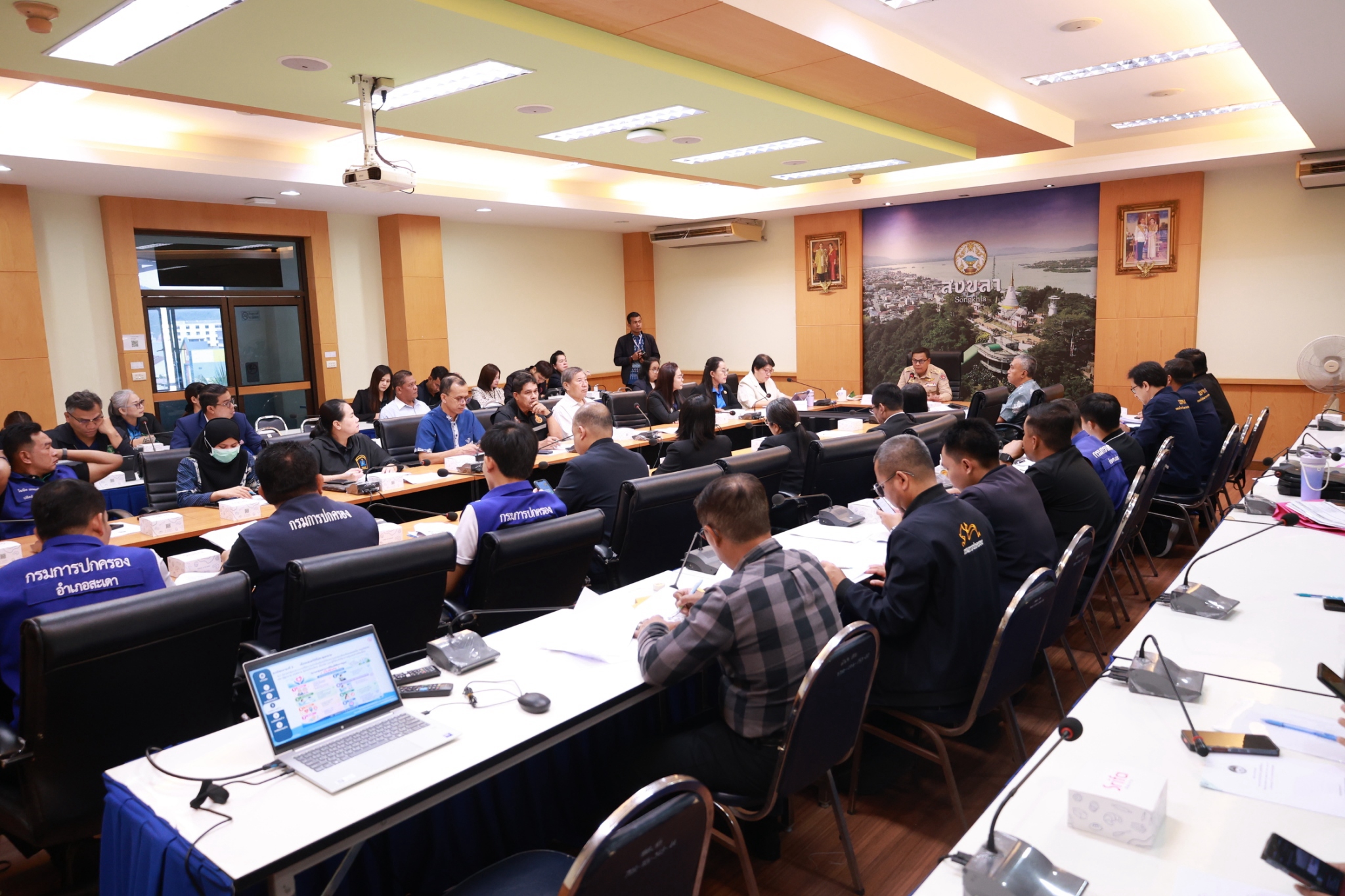 รองผู้ว่าฯ สงขลา ประชุมวางแผนบริหารจัดการศูนย์พักพิงชั่วคราว เตรียมพร้อมรับมืออุทกภัยหาดใหญ่และพื้นที่ใกล้เคียง วางมาตรการดูแลกลุ่มเปราะบาง 8 กลุ่ม พร้อมจัดทำฐานข้อมูลผู้อพยพและเตรียมความพร้อมศูนย์พักพิง ย้ำทุกพื้นที่ต้องมีแผนเผชิญเหตุชัดเจน ซักซ้อมล่วงหน้า ประสานงานเป็นระบบ เพื่อช่วยเหลือประชาชนได้อย่างทันท่วงที
