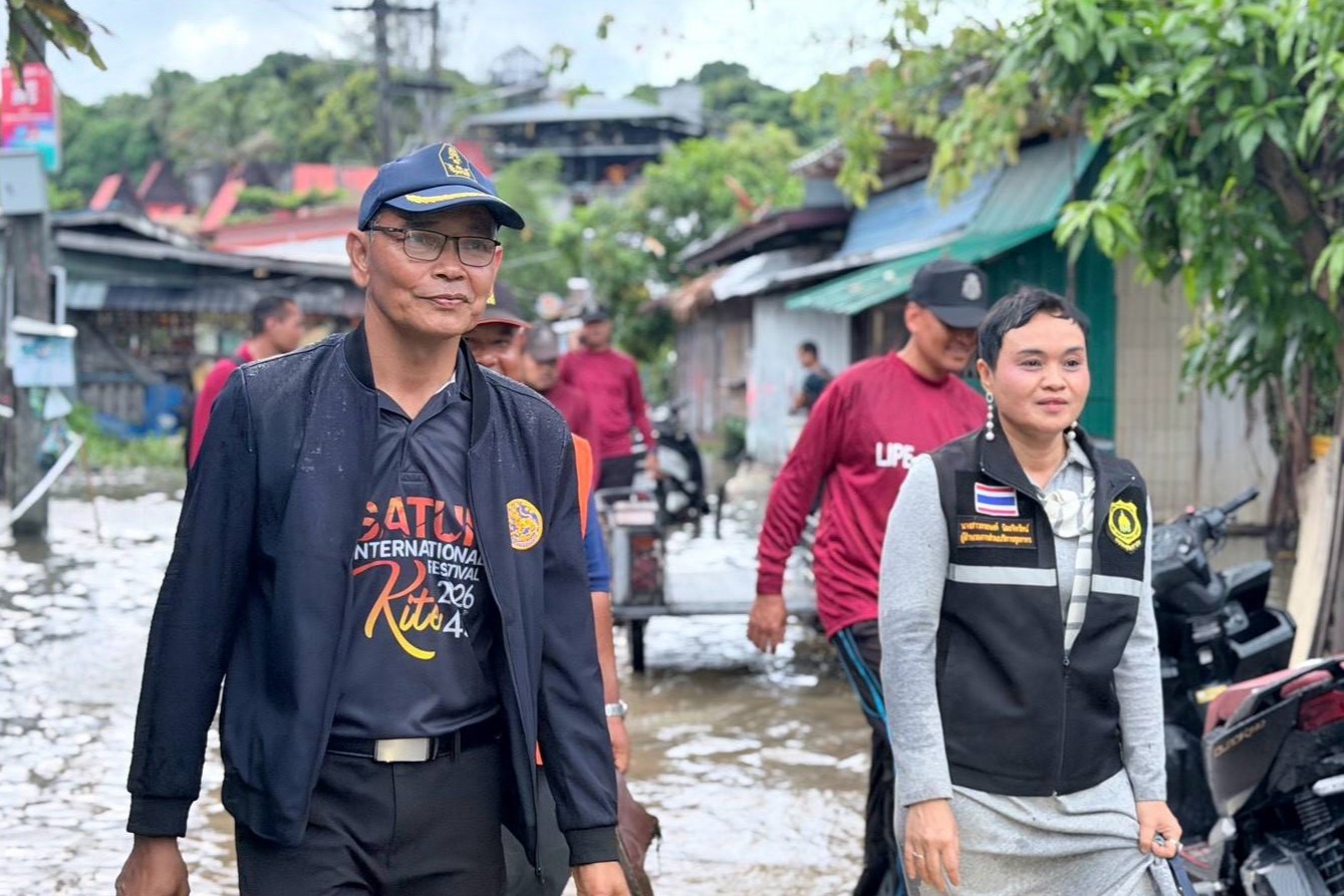 จังหวัดสตูล เร่งสูบน้ำชุมชนอุเส็น พร้อมทั้งเปิดโรงเรียนบ้านเกาะหลีเป๊ะเป็นศูนย์พักพิง 2 ชั้น ช่วยเหลือผู้ประสบภัย