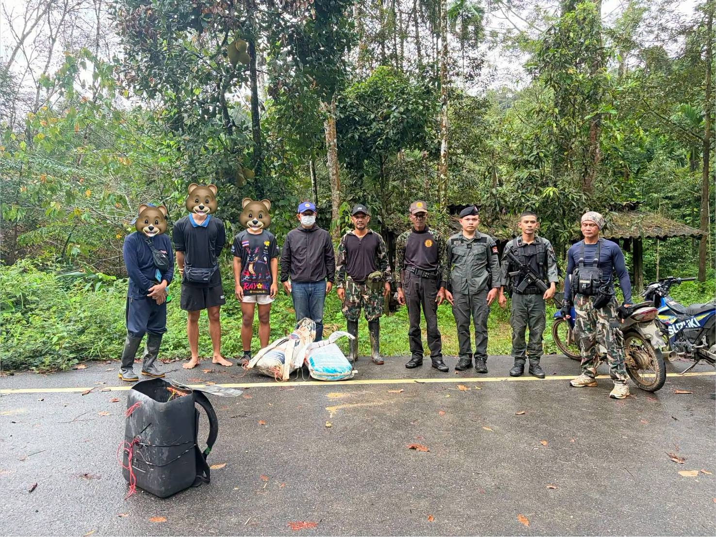ฝ่ายปกครองสุคิริน สนธิกำลัง ตชด. -ป่าไม้ บุกจับ 3 ผู้ต้องหา ลักลอบสกัดแร่ทองคำเหมืองโต๊ะโมะ