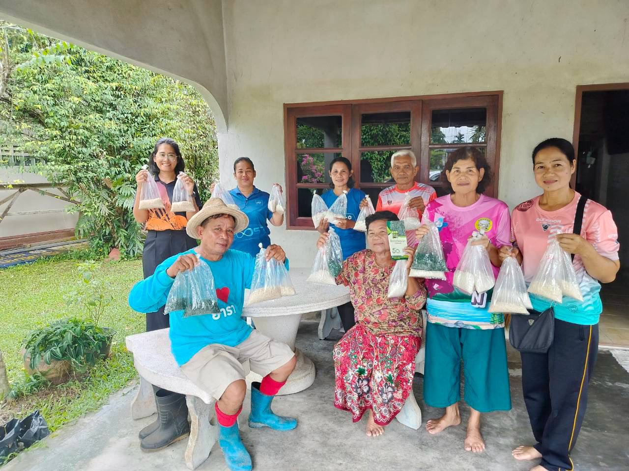 เกษตรเมืองตรัง ถ่ายทอดความรู้พร้อมแนะเกษตรกร ฝึกปฏิบัติการผลิตเชื้อราไตรโคเดอร์มา เพื่อใช้ป้องกันโรคพืชที่เกิดจากเชื้อรา