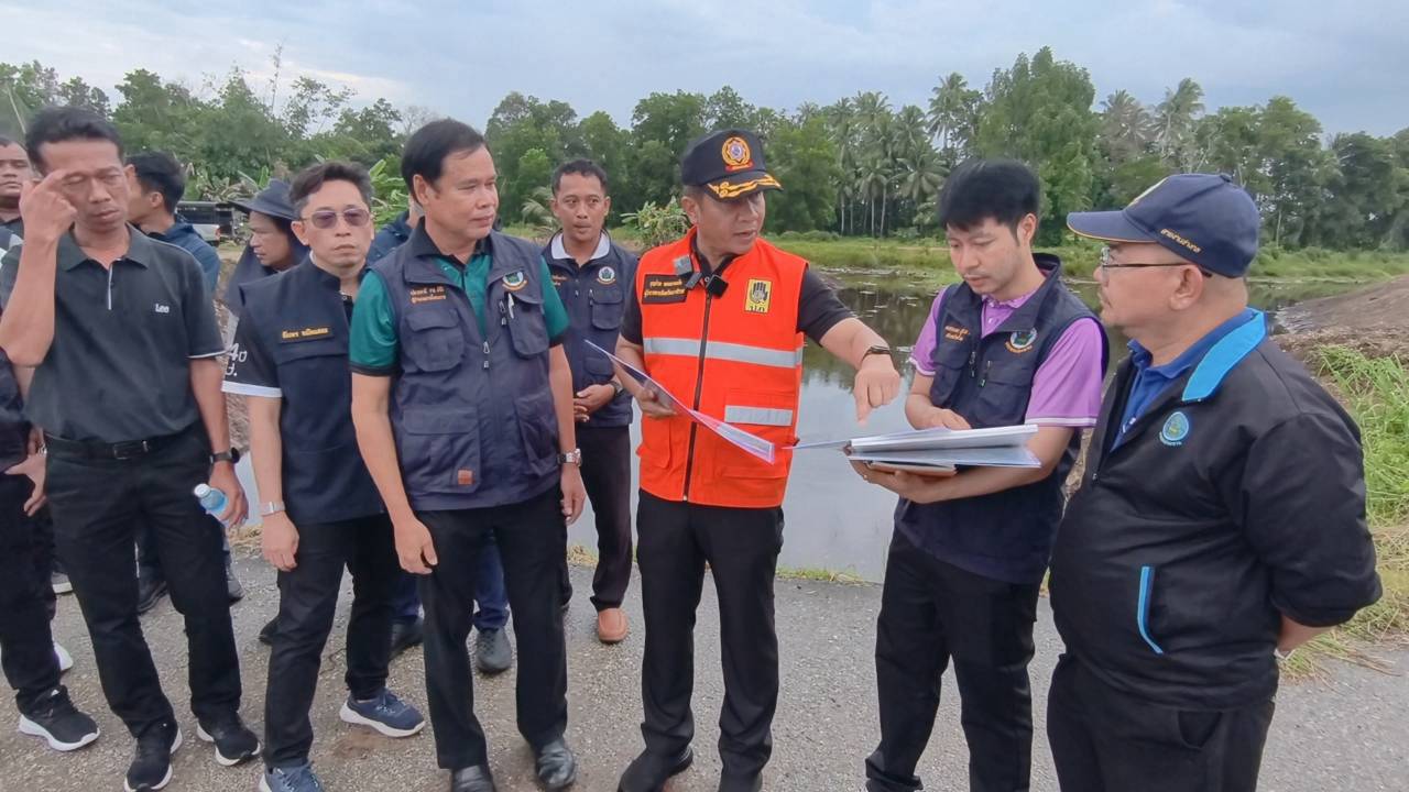 ผู้ว่าฯ นราธิวาส ลงพื้นที่สะพานคลองลาน ติดตามการดำเนินงานหน่วยงานชลประทาน เตรียมการรับมือสถานการณ์อุทกภัย 