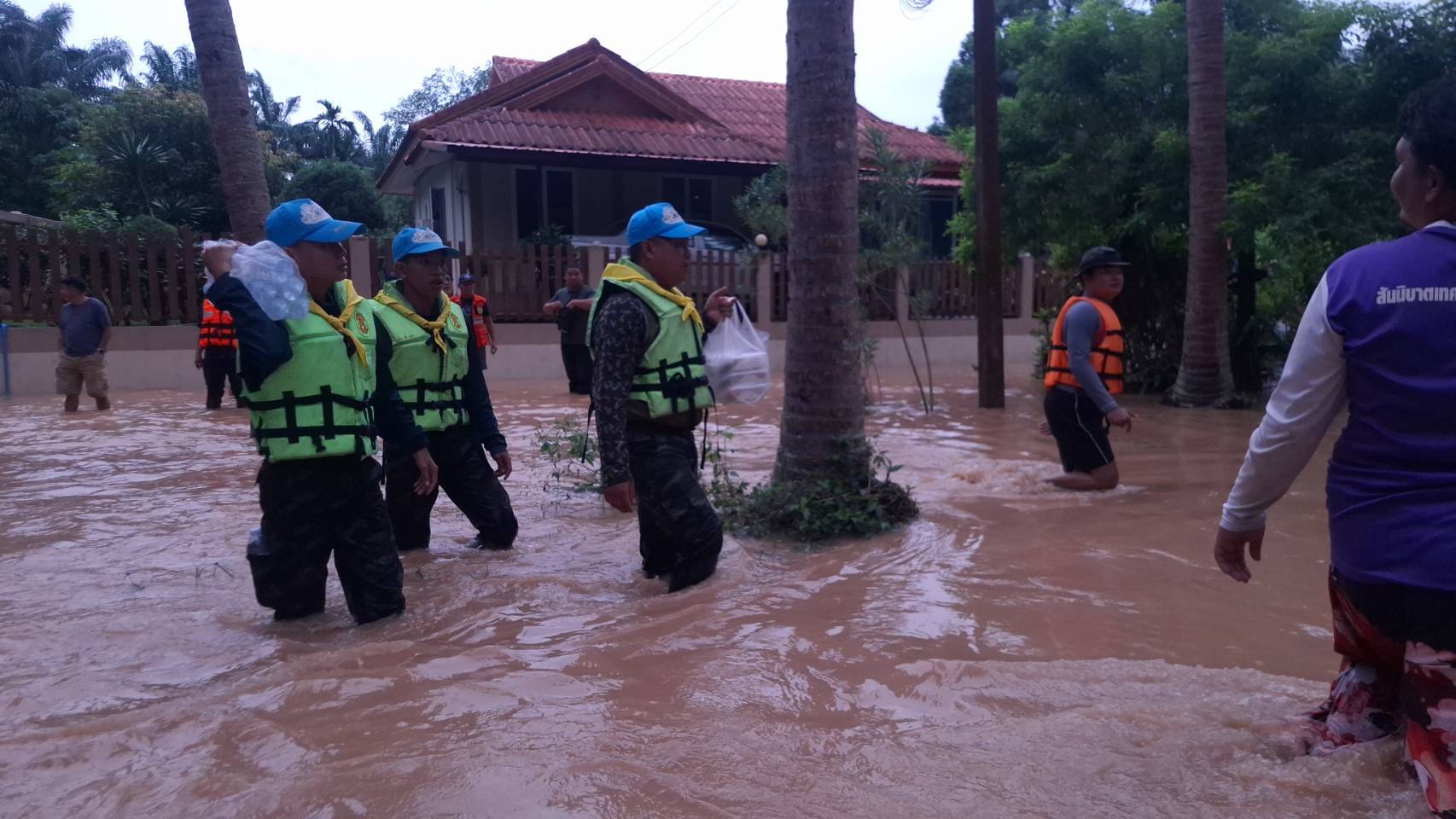 ลุยพื้นที่เสี่ยงชุมพร เคลื่อนย้ายสิ่งของ-แจกอาหาร ช่วยเหลือประชาชนรับมือน้ำท่วม